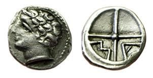 MASSALIA.
121-82 av. J.C. Obole. Tête d'Apollon....