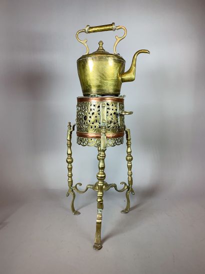 
Samovar en cuivre et laiton, la bouilloire...