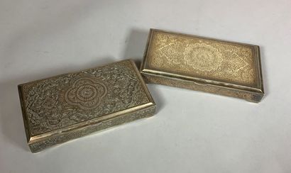 
Deux boites en argent ciselé de rosaces...