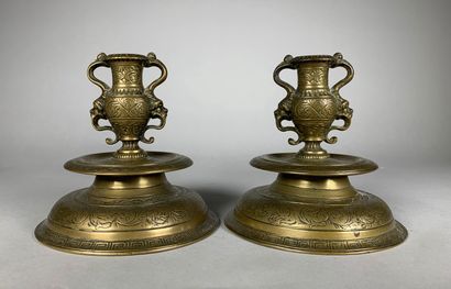 
Paire de pique-cierges en bronze ciselé...