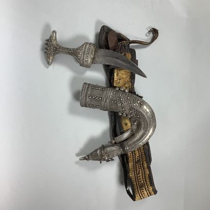
Jambiya avec ceinturon. Garnitures en argent.
Golfe...