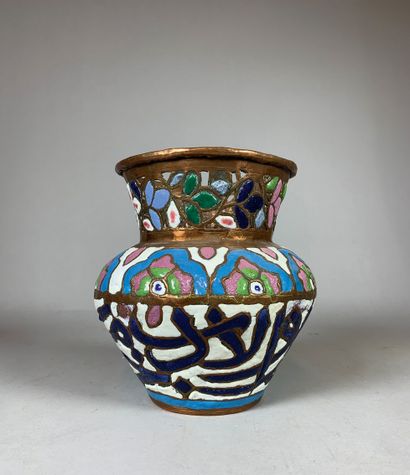 
Vase en cuivre émaillé de calligraphie orientale,...