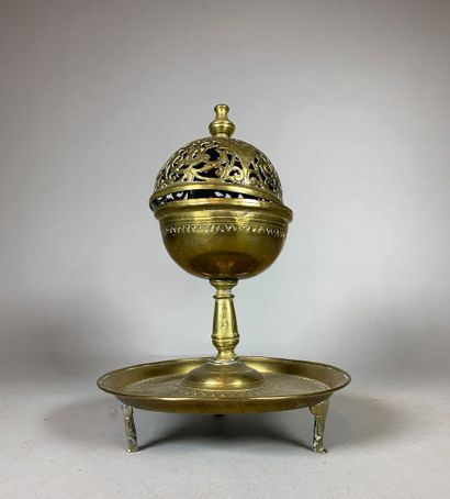 
Brûle parfum en laiton (remontage). 
Proche-Orient,...