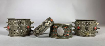 Quatre bracelets berbères dont une paire...