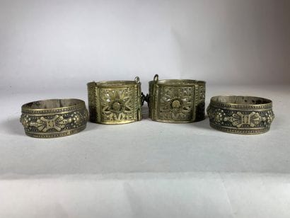 
Quatre bracelets berbères, deux en métal...
