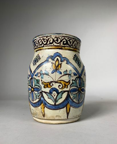 
Vase balustre en faïence émaillée polychrome....