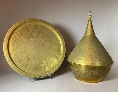 Plat circulaire en laiton ciselé de calligraphie...