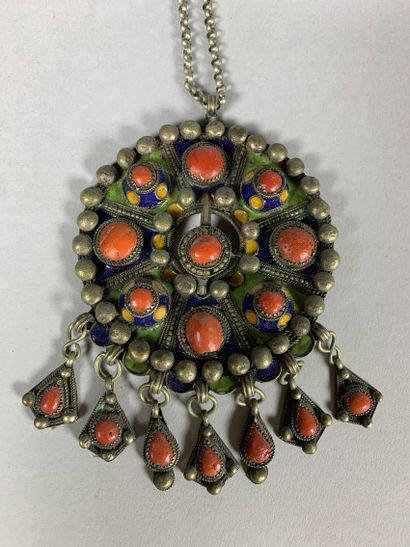 Pectoral berbère en forme de disque en métal...