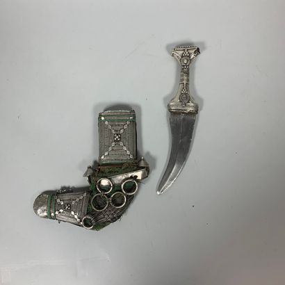 
Jambiya. Garnitures en argent. 
Golfe persique,...