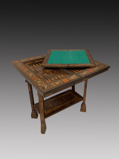 
Table à jeu en bois de placage marqueté...