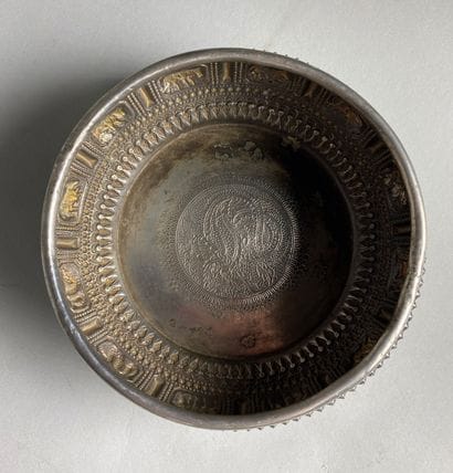 
Coupe circulaire en argent repoussé d'une...