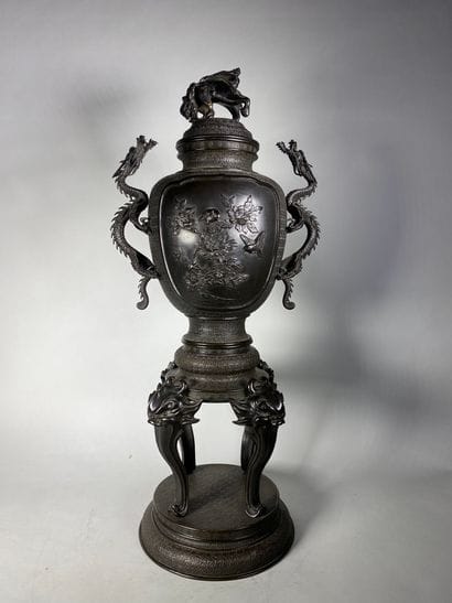 Brûle-parfum quadripode à deux anses en bronze...