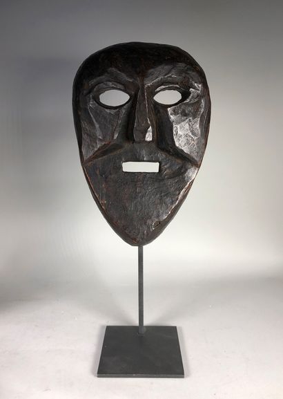 Masque anthropomorphe à belle patine sombre.

Népal,...