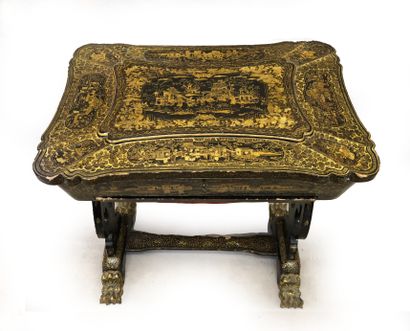 Table à ouvrage en laque noire et décor à...