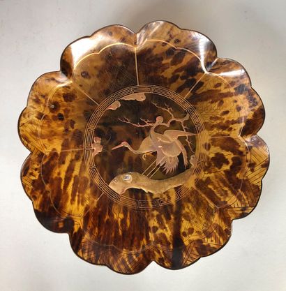 Plat polylobé en écaille de tortue dorée...