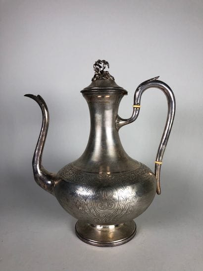 Verseuse balustre sur piédouche en argent...