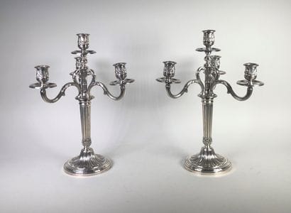 Paire de candélabres à quatre bras de lumière...