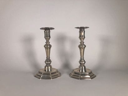 Paire de flambeaux en argent, la base à gradins...
