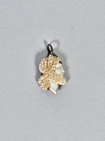 Shell cameo finely chased with an Antique-style...