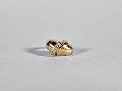 Structured ring in 18K (750°/°°) yellow gold...