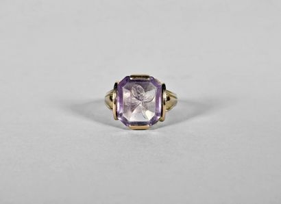 Ring in 9K (375°/°°) yellow gold set with...