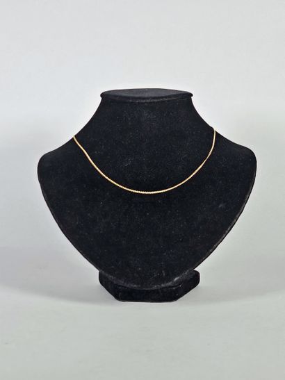 18K (750°/°°) yellow gold gourmette chain.
L...