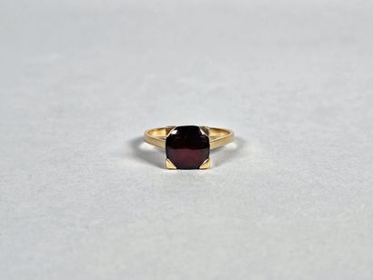 Ring in 18K (750°/°°) yellow gold, the square...