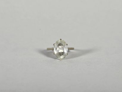 Ring in 18K (750°/°°) white gold set with...