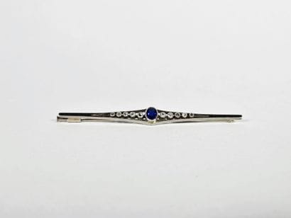 Barrette brooch in 18K (750°/°°) white gold...