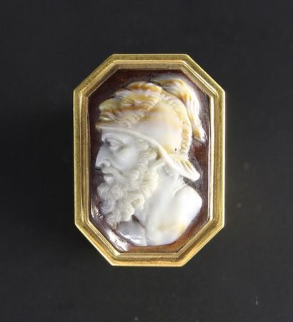 Camée sur agate octogonal figurant un profil...
