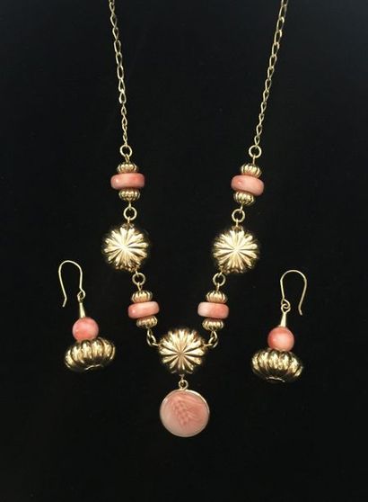 Demi-parure comprenant:
- un collier en or...