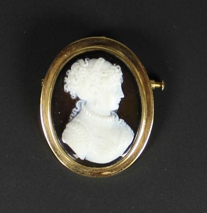 Broche ovale en or jaune 18K (750‰) sertie...