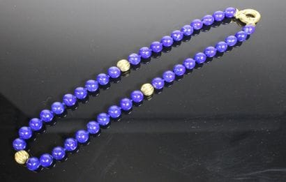 Collier de quarante perles de lapis-lazuli....