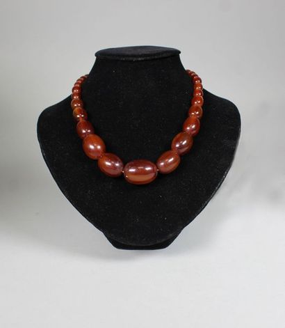 Deux colliers de perles d'ambre: l'un de...