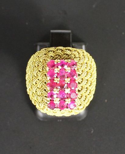 Bague en or jaune 18K (750‰), le chaton en...
