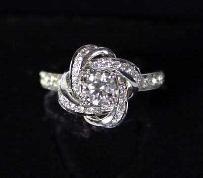 BOUCHERON
Bague pivoine en or gris 18K (750‰)...