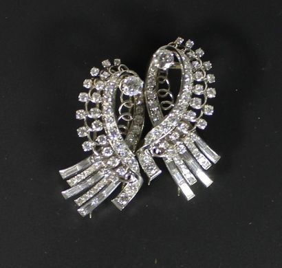 Broche double clip à système, formant deux...