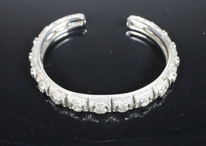 Bracelet rigide ouvert en or blanc 18K (750‰)...