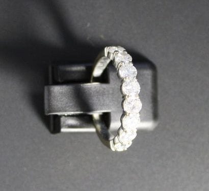 Demi-alliance américaine en or blanc 18K...