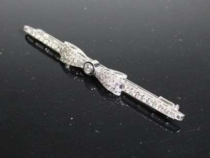Broche noeud papillon en or blanc 18K pavée...
