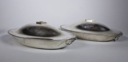 Paire de légumiers couverts en argent à trois...