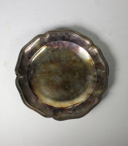 Plat à cinq contours en argent (925‰) chiffré....