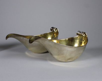 Paire de saucières de forme navette en argent...