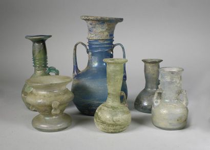 Ensemble de cinq flacons et un pot en verre...