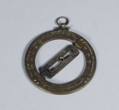 Astrolabe en laiton.
Diam.: 7 cm.