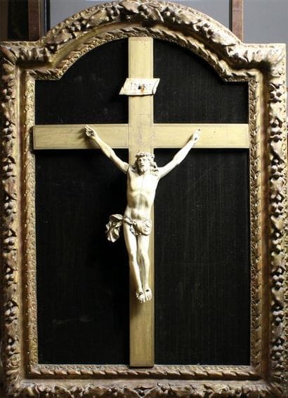 Crucifix en ivoire d'éléphant (elephantidae...