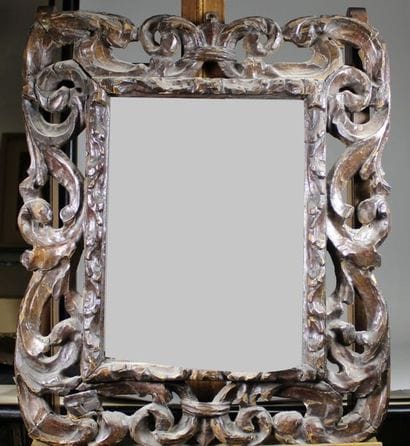 Cadre en bois à décor de volutes et feuillage...