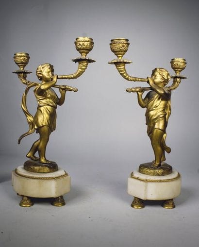 Paire de bougeoirs en bronze doré figurant...