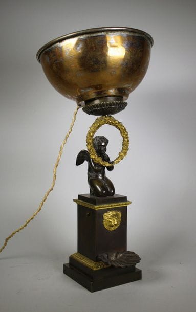 Lampe en bronze à patine noire et dorée....