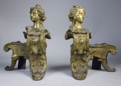 Paire de devants de foyer en bronze doré...